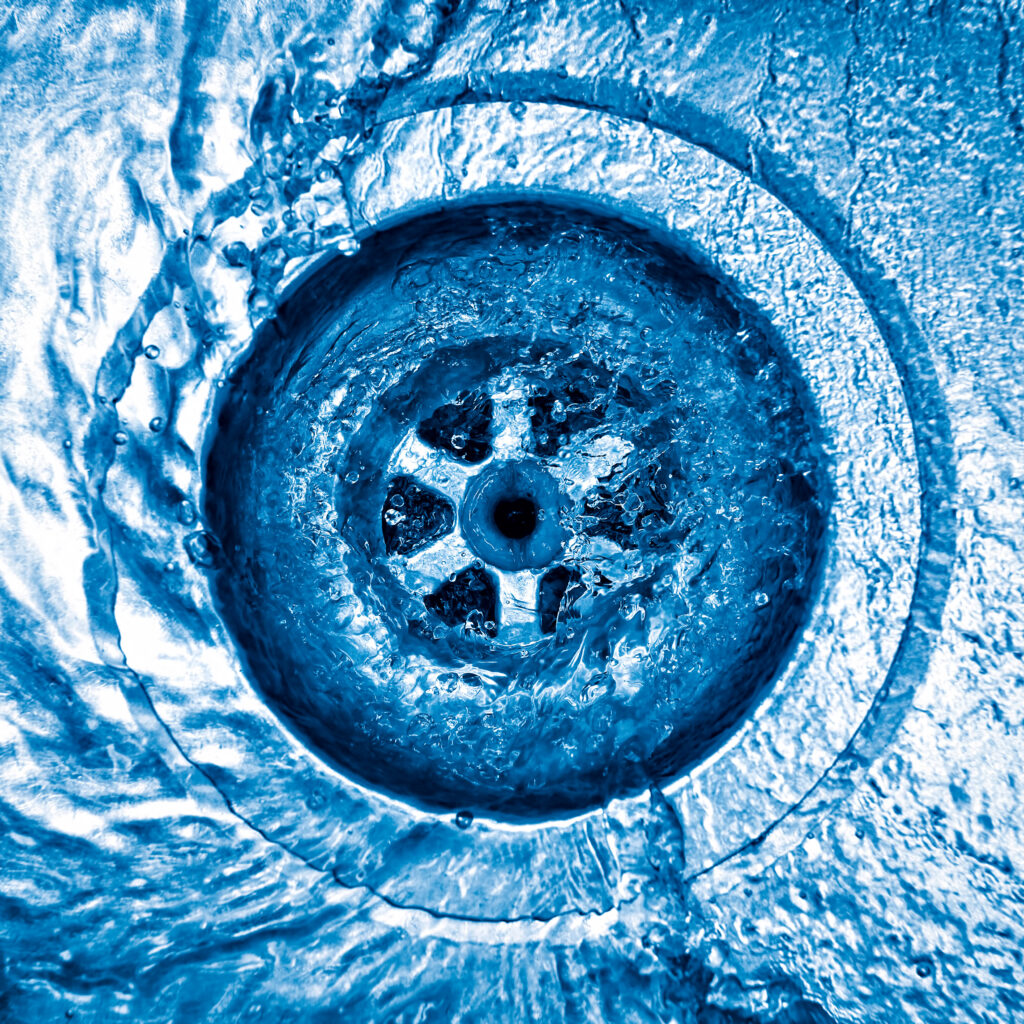 Gros plan sur l'eau qui s'écoule dans un évier