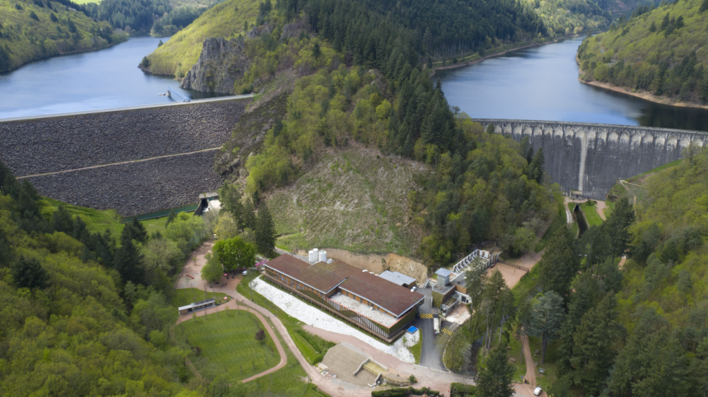 Vue aérienne de l'usine de production d'eau potable et des barrages de Renaison